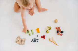 LA PRÁCTICA DEL BABY-LED WEANING. NO SE JUEGA CON LA COMIDA PERO… ¿APRENDEMOS A COMER JUGANDO?