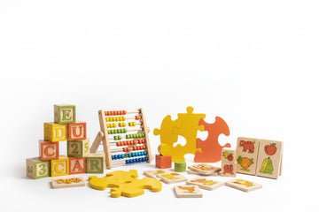 Aprender jugando con juguetes educativos de madera Montessori sin pantallas — Educar Jugando España