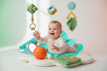Bebé jugando sobre la Nube de Motricidad Sophie la Girafe - estimulación temprana y desarrollo motor grueso desde los 6 meses