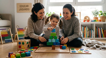 Madre e hija compartiendo un momento de juego con juguetes educativos de madera para un desarrollo real sin pantalla.