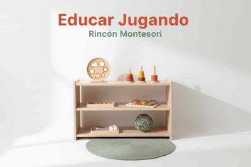 Rincón Montessori en casa con materiales de madera organizados en estantería baja para niños de 0 a 6 años