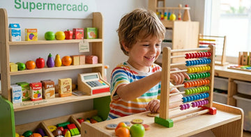 Niño aprendiendo matemáticas con un ábaco de madera de Andreu Toys en la tienda Educar Jugando.