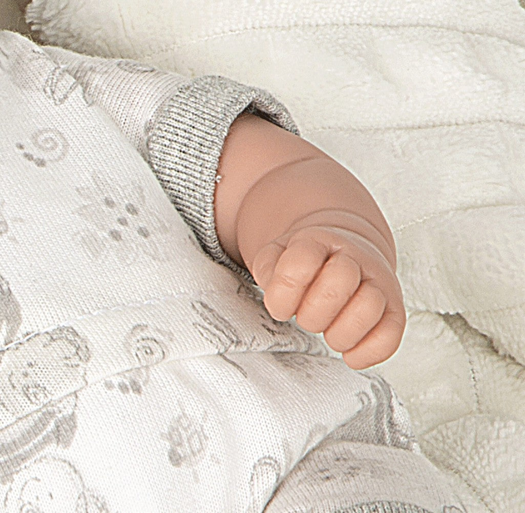 Muñeca Hanne 28 cm Arias Elegance gris con mecanismo de lloro magnético y chupete