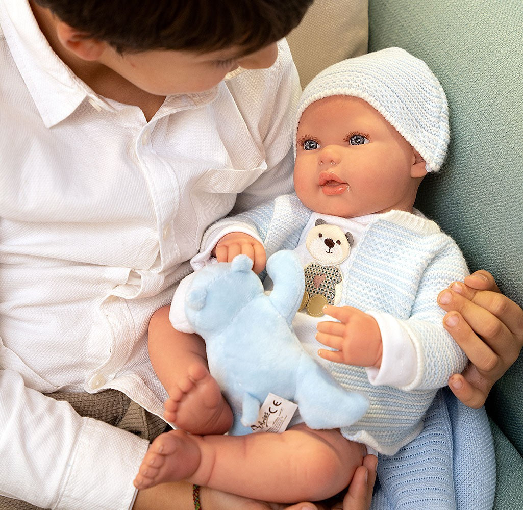 BEBÉ REBORN ADRIÁN CON MANTA, PELUCHE Y BOLSA MULTIUSOS - Arias 98081