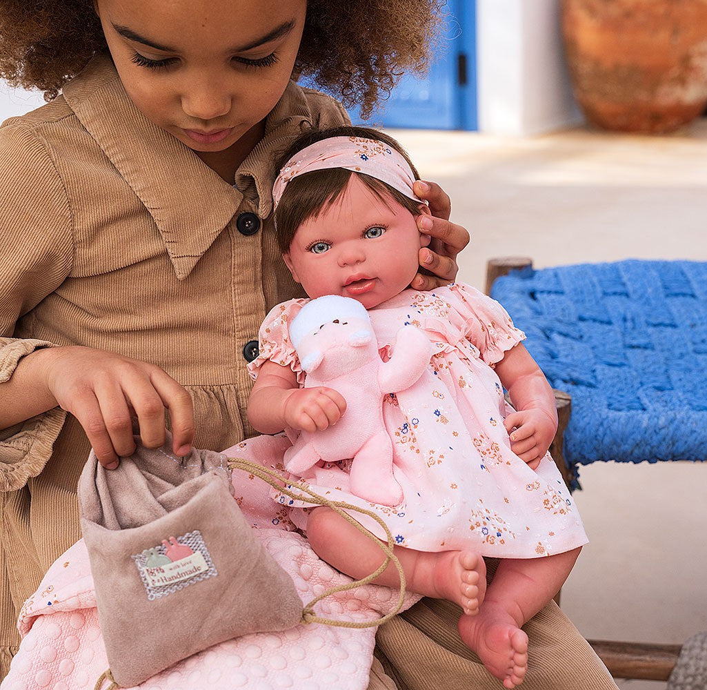 BEBÉ REBORN ESTHER CON MANTA, PELUCHE, BOLSA MULTIUSOS Y CON PELO- Arias 98083