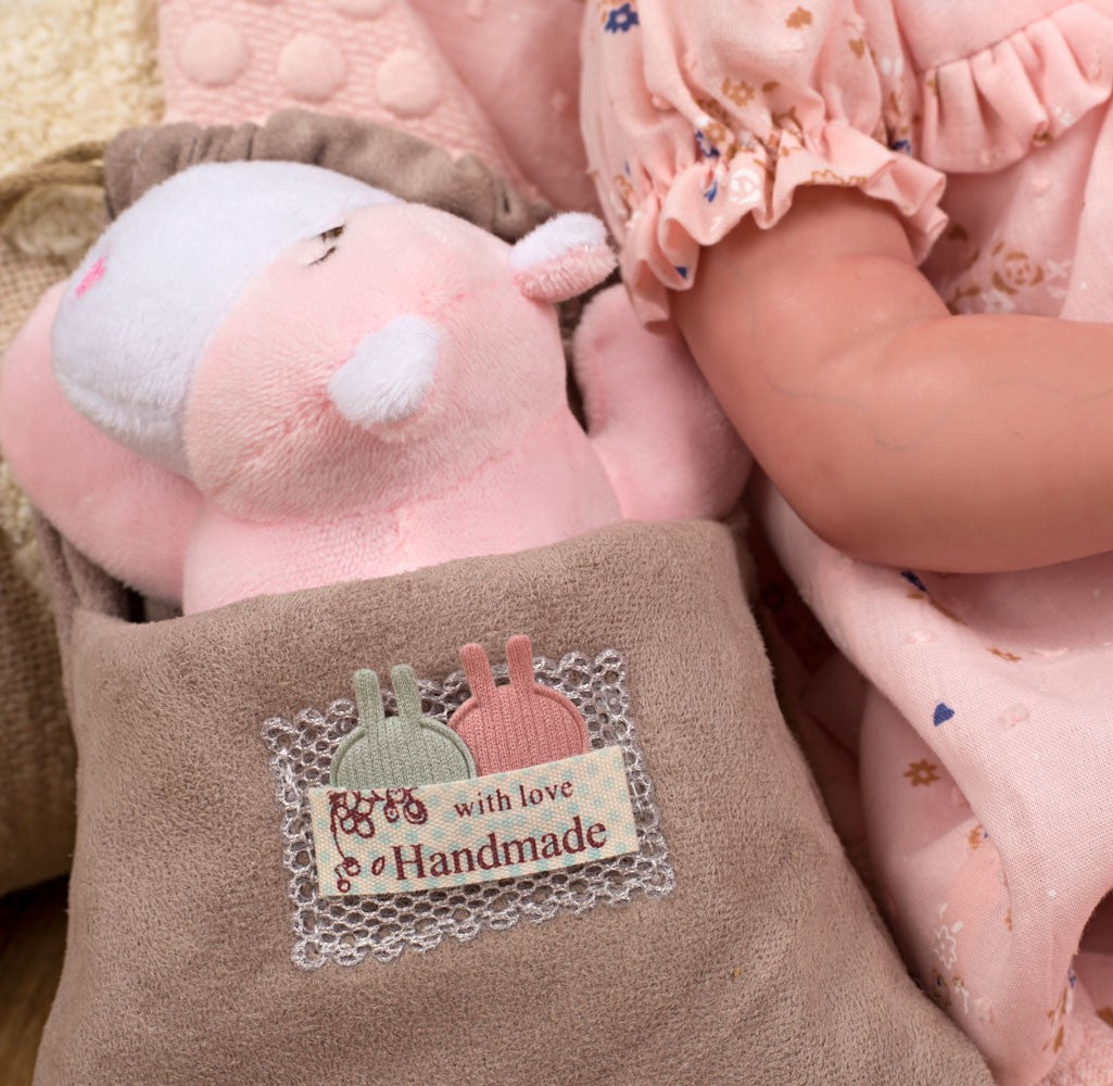 BEBÉ REBORN ESTHER CON MANTA, PELUCHE, BOLSA MULTIUSOS Y CON PELO- Arias 98083