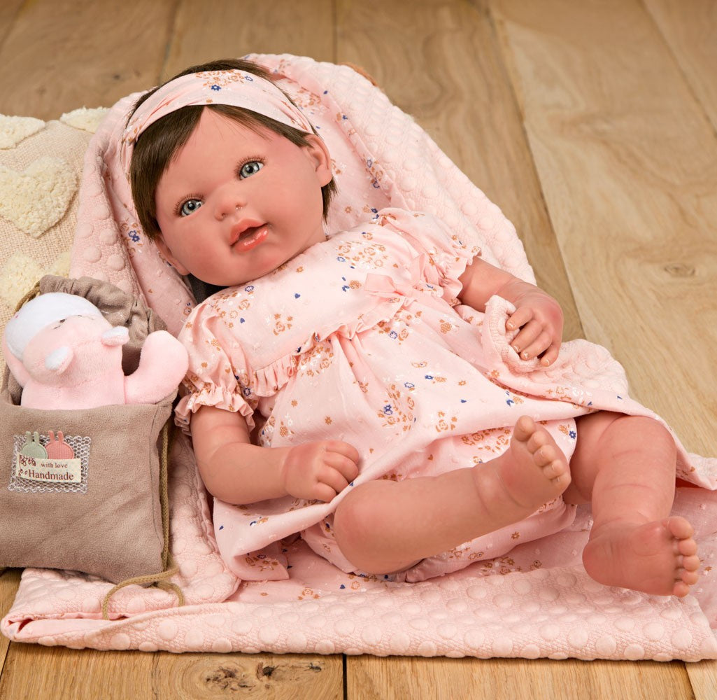 BEBÉ REBORN ESTHER CON MANTA, PELUCHE, BOLSA MULTIUSOS Y CON PELO- Arias 98083