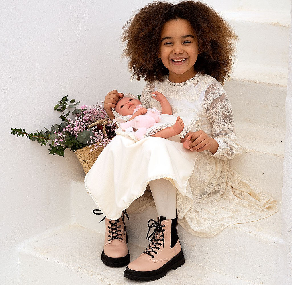 BEBÉ REBORN GAIA CON MANTA Y PELUCHE - Arias 98087