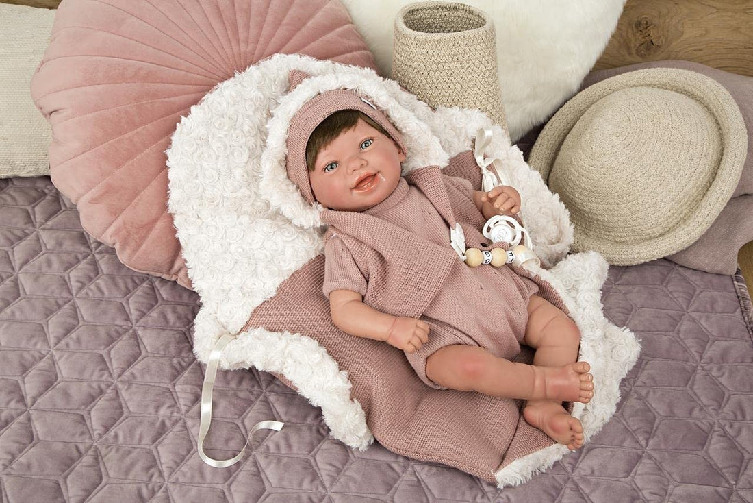 Muñeca Reborn Gimena de Arias de 45 cm con saco portabebé y acabados artesanales.