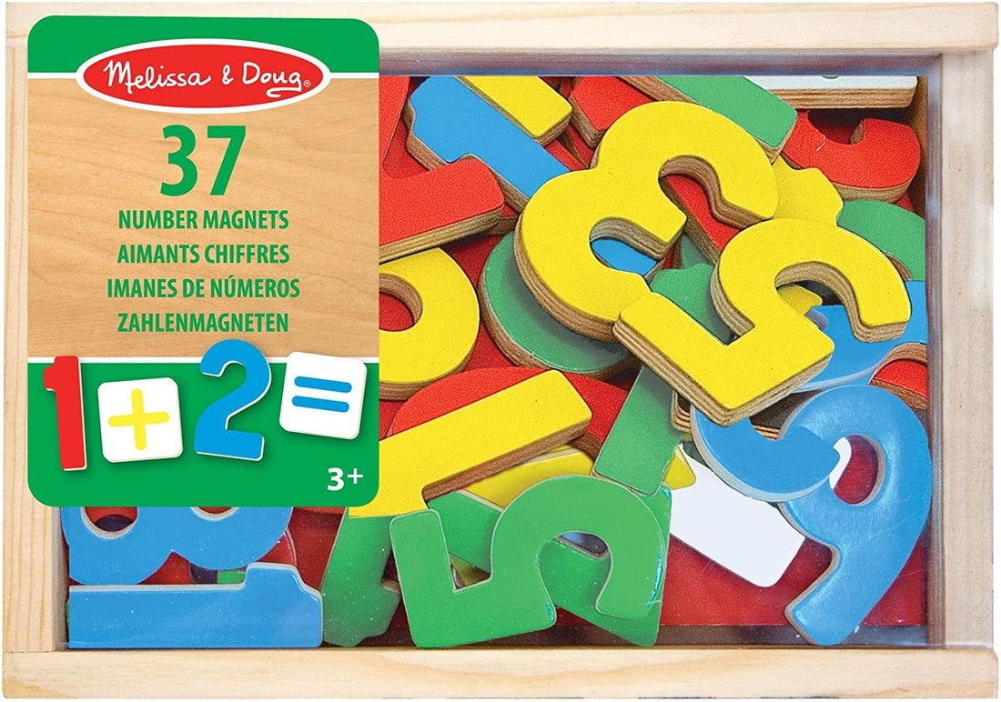 Números magnéticos de madera con simbolos de suma, resta, multiplicación, división.