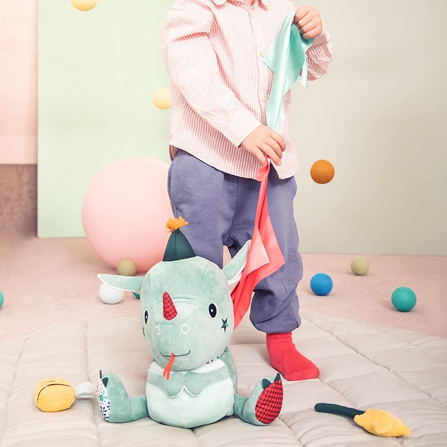 Peluche Joe el Mago Lilliputiens en ambiente de juego - estimulación sensorial y causa-efecto
