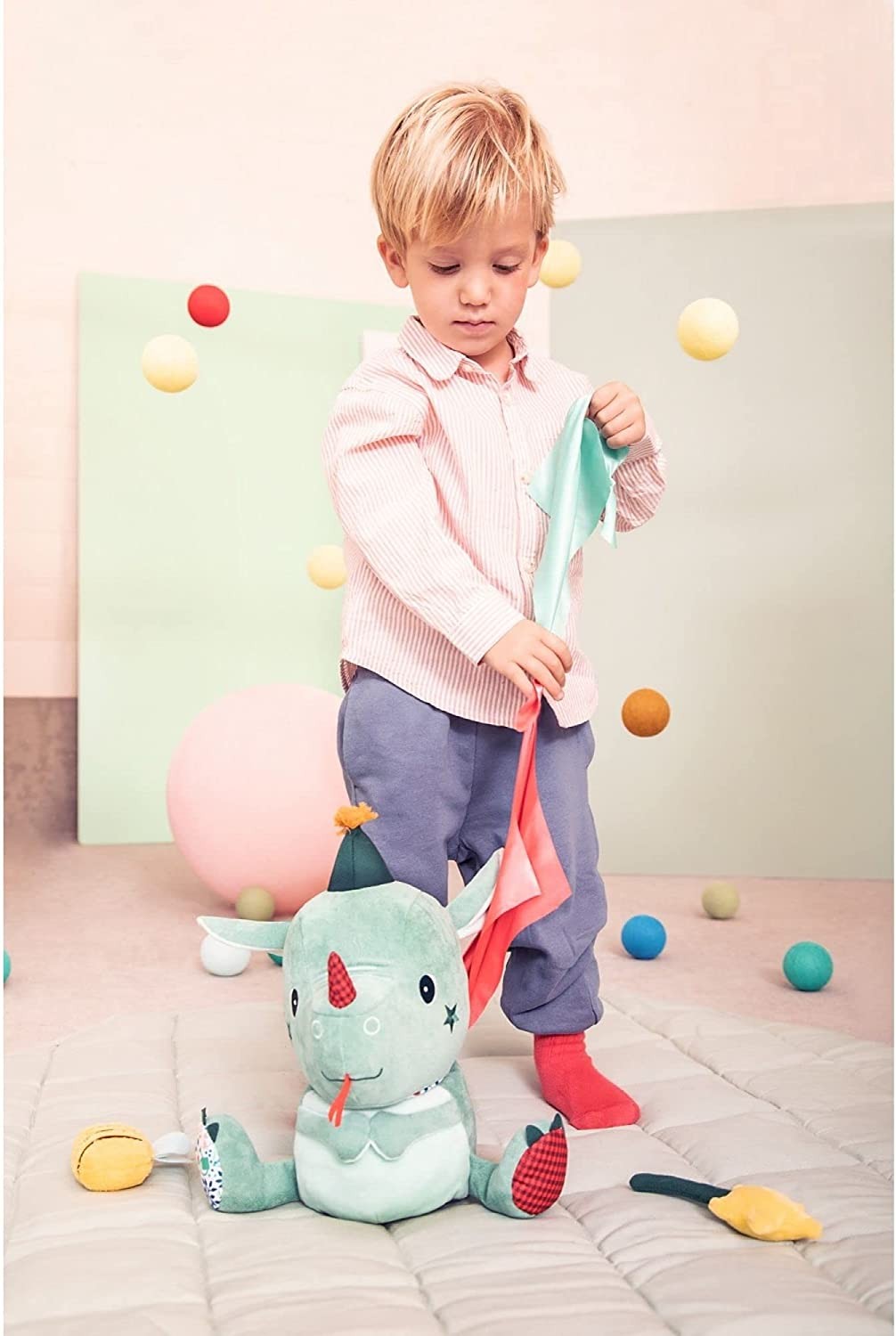 Niño jugando con Joe el Mago Lilliputiens - juguete interactivo educativo desde 9 meses
