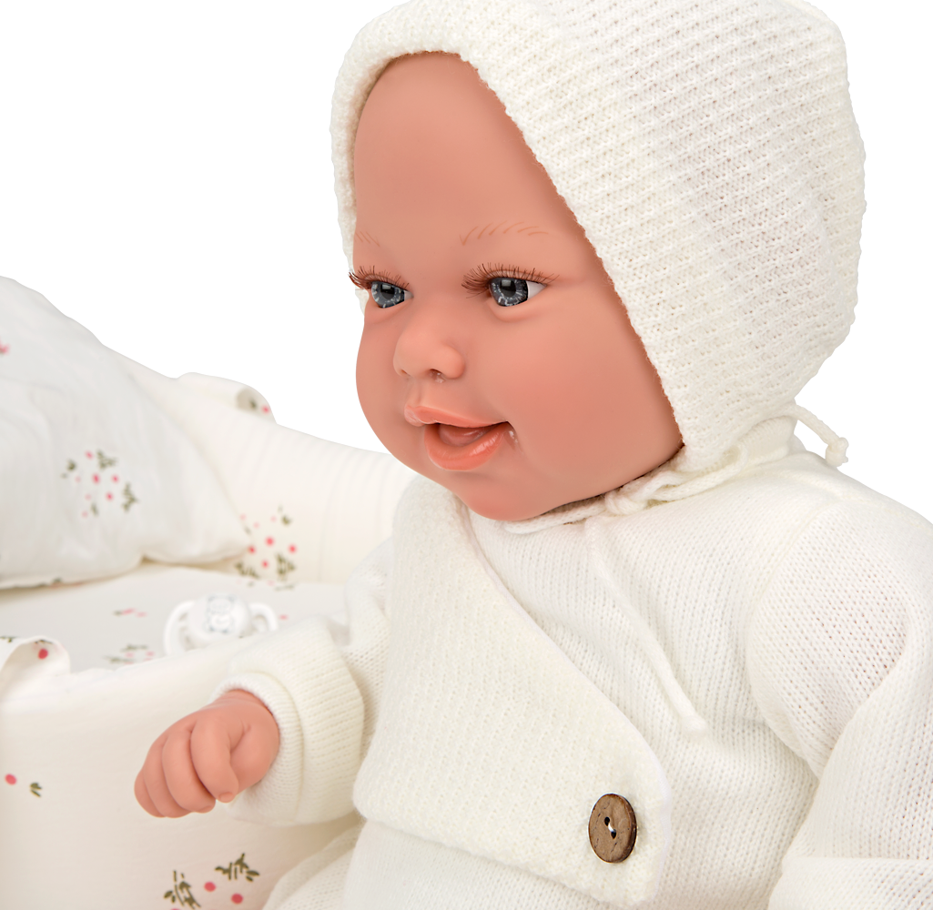 Primer plano cara muñeca Elegance Adi Arias 45 cm con gorro blanco de punto y ojos azules