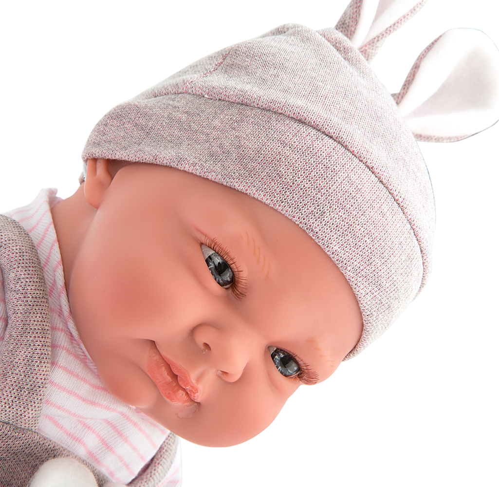 Detalle del gorro de punto lila con pompón blanco en la cabeza de la muñeca con peso Cris de Arias.