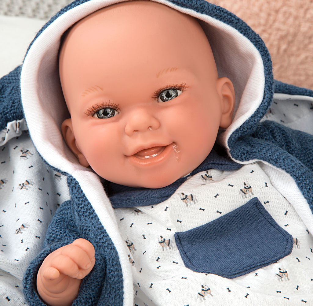 Primer plano detallado del rostro realista y los ojos de la muñeca con peso Babyto Elegance azul de Muñecas Arias.