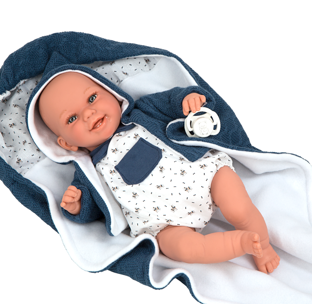 Detalle del cuerpo de la muñeca Babyto de Arias con su ranita azul estampada de estrellitas sobre fondo blanco neutro.
