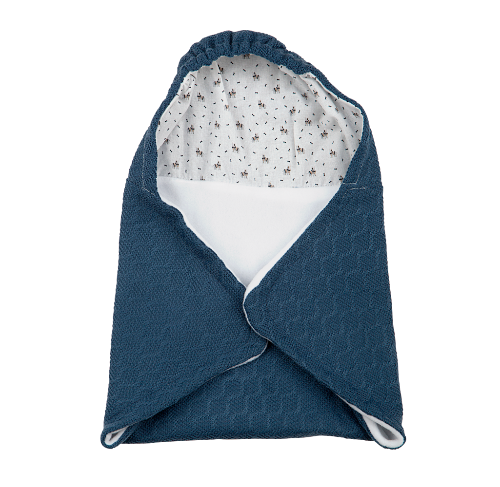 Saco de abrigo acolchado en color azul marino con capucha para muñeca de 35 centímetros sobre fondo blanco.