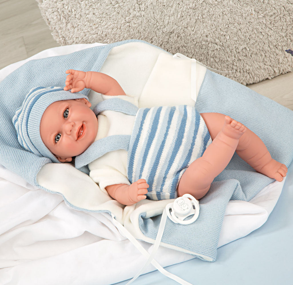 Muñeca Babyto de Muñecas Arias de 35 cm con conjunto azul a rayas, juguetes que si aportan valor por su realismo.