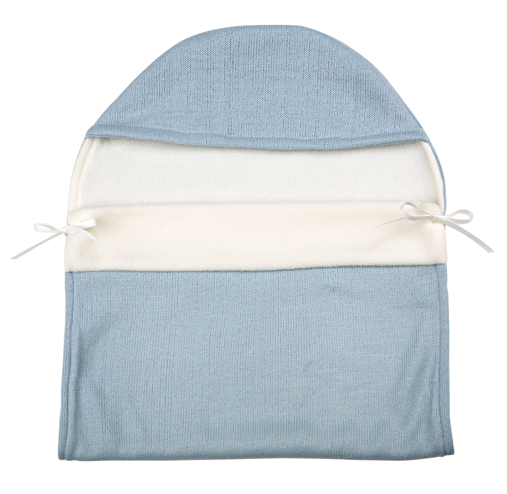 Saco de abrigo acolchado en color azul suave con capucha para muñeca de 35 centímetros sobre fondo blanco.