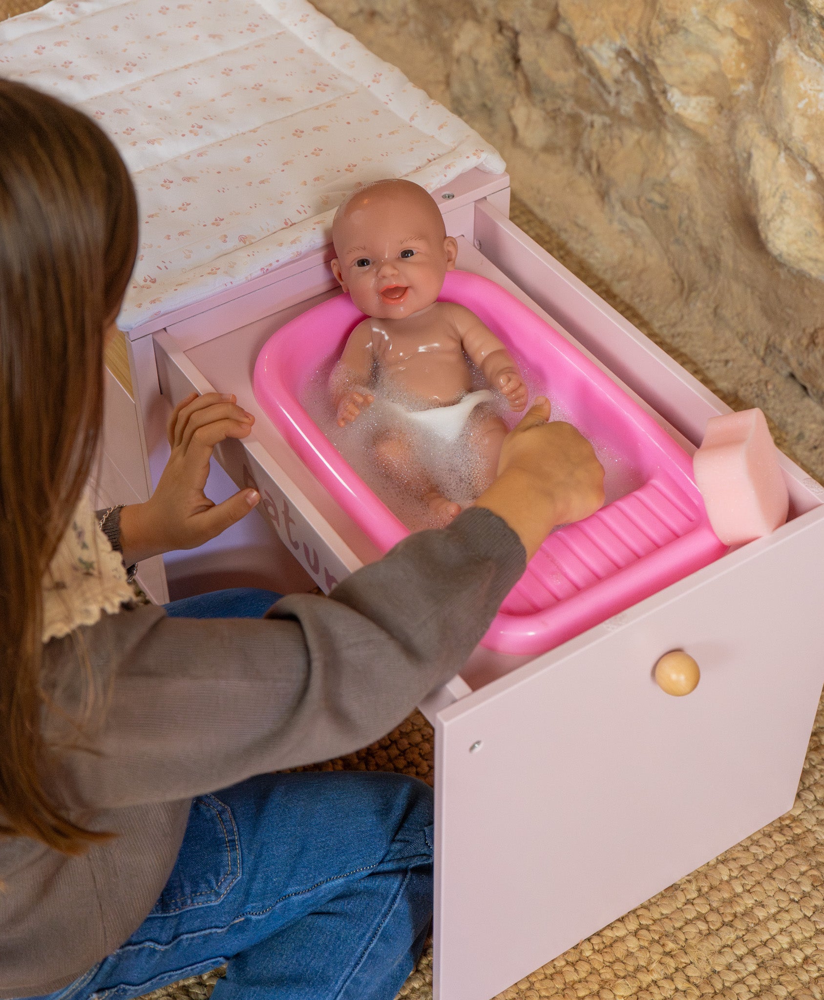 Niña jugando con el cambiador 3 en 1 Arias Nature 21591 - bañando muñeca bebé reborn en bañera rosa