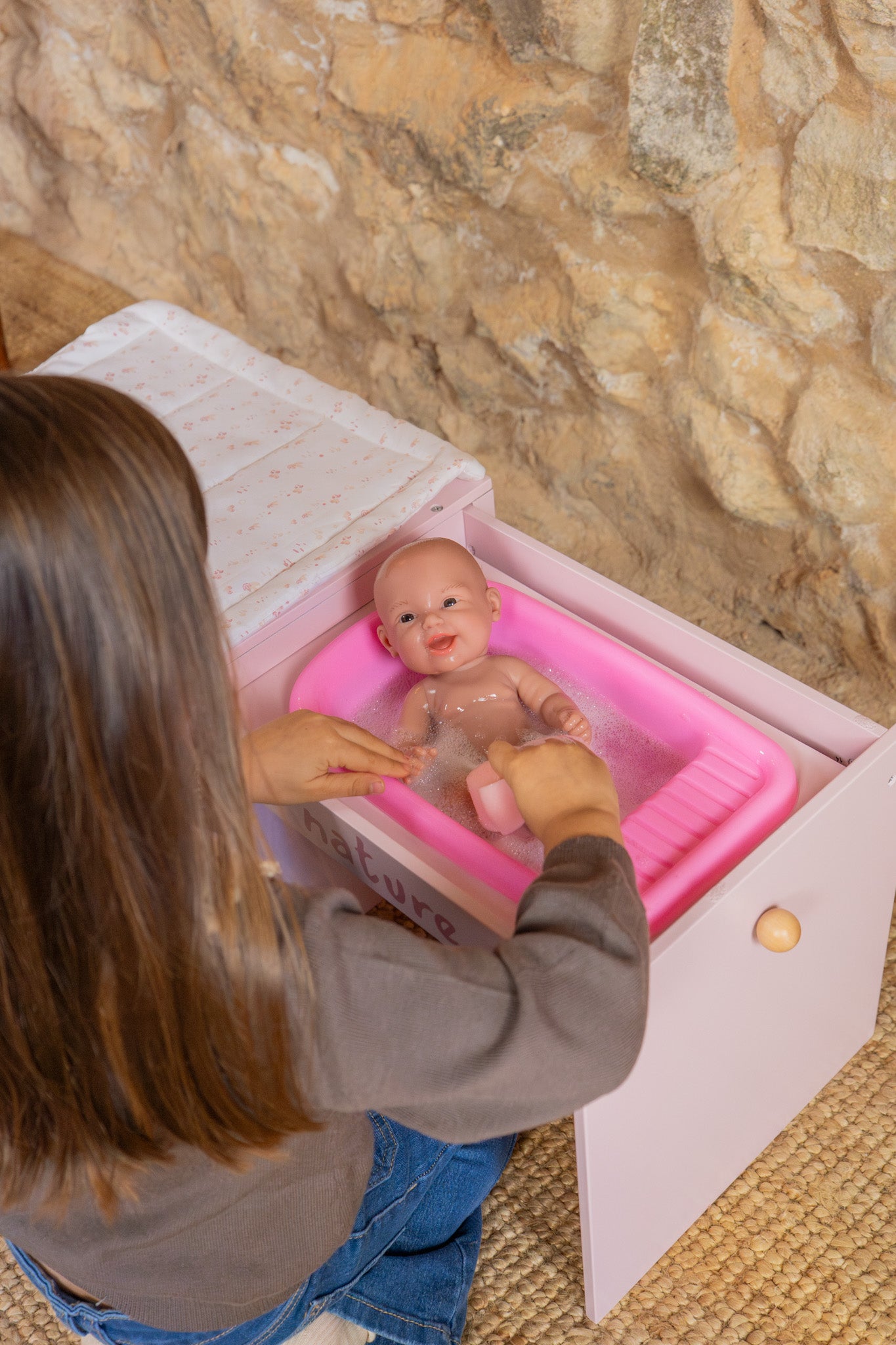 Niña bañando muñeca bebé reborn en cambiador 3 en 1 Arias Nature 21591 - juego simbólico cuidado bebé