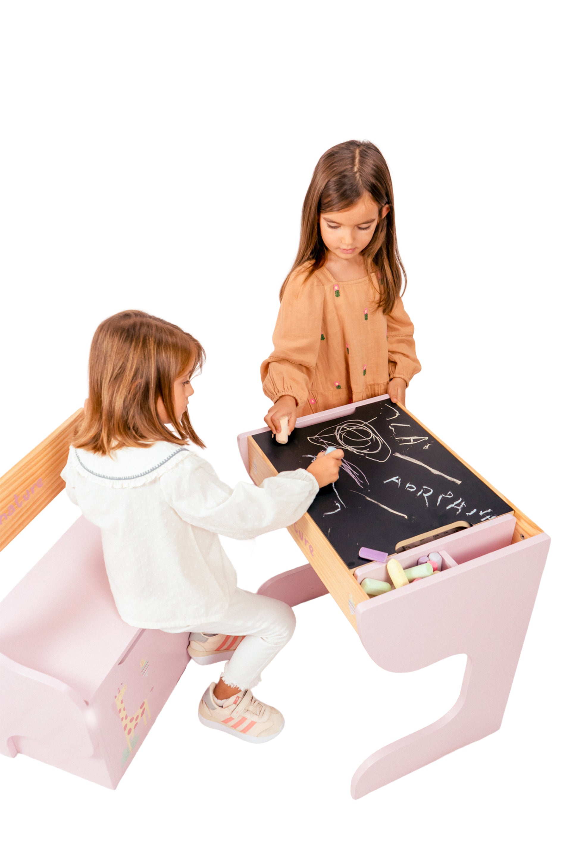 Dos niñas jugando con tizas en la pizarra del escritorio infantil Nature Arias 21594 - juego creativo compartido