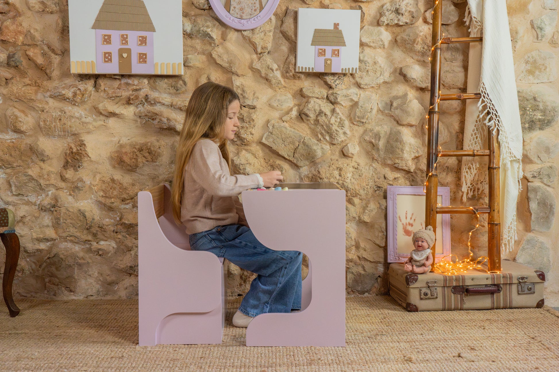 Niña sentada en el banco baúl del escritorio infantil Nature Arias 21594 - juego creativo en habitación decorada