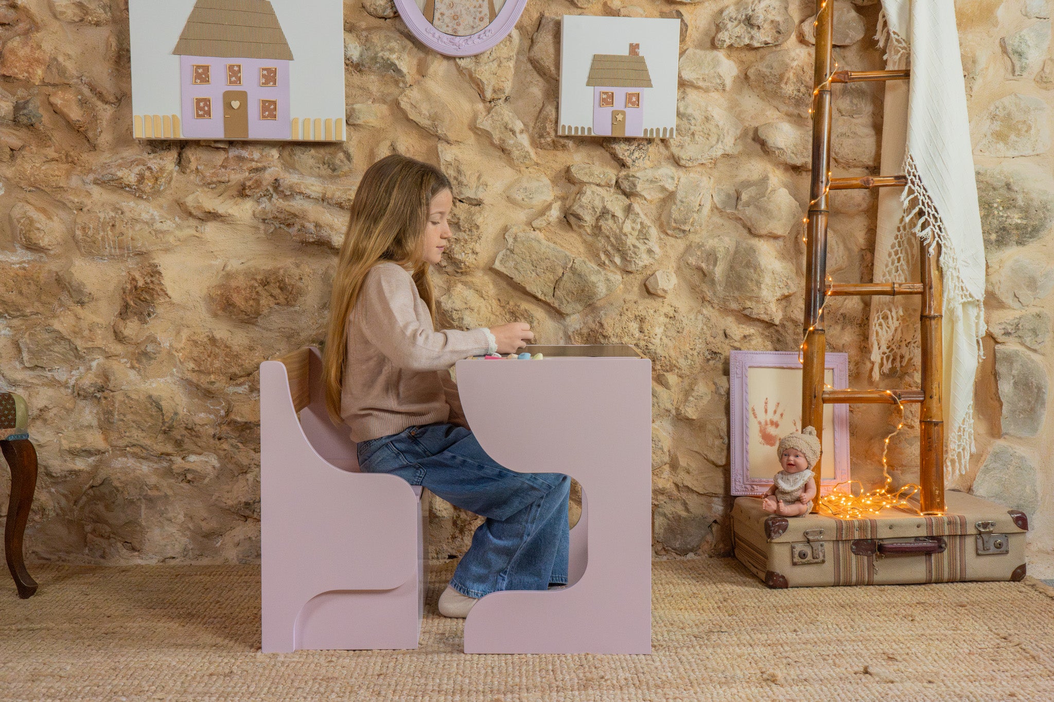 Niña sentada en el banco baúl del escritorio infantil Nature Arias 21594 - juego creativo en habitación decorada