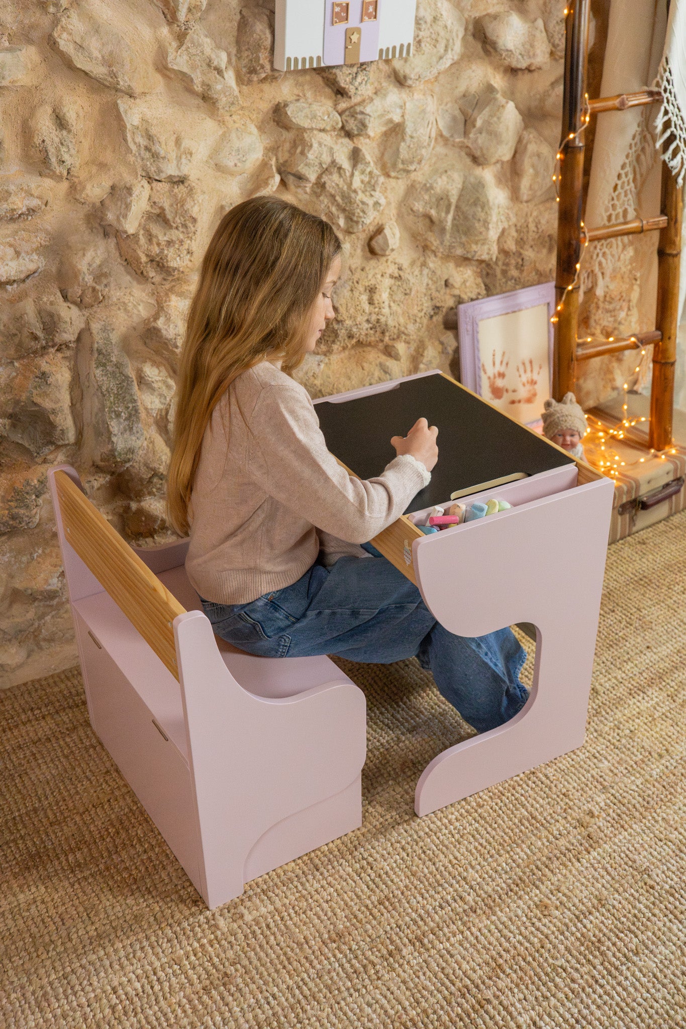 Niña dibujando con tiza en la pizarra del escritorio infantil Nature Muñecas Arias 21594 - juego de creatividad
