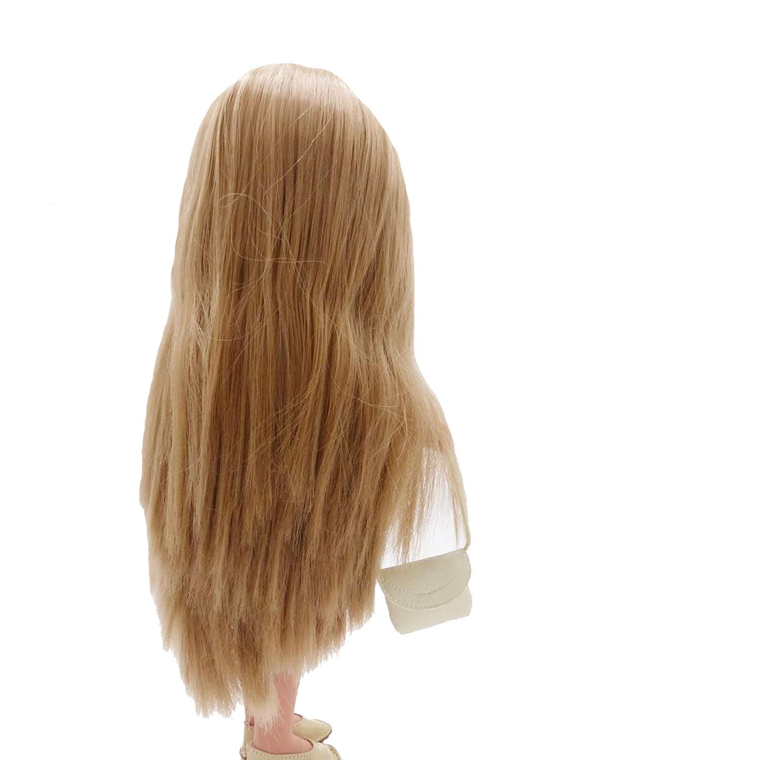 Detalle del pelo largo liso castaño rubio de la muñeca Elegance Dunya de Arias