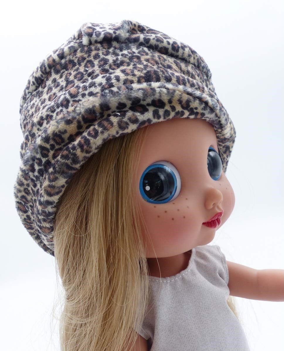 Primer plano cara muñeca Dunya Arias con grandes ojos azules y gorro animal print