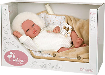 Muñeca Reborn Alejandra de Arias de cuarenta centímetros con conjunto beige de punto durmiendo de perfil en su saco.