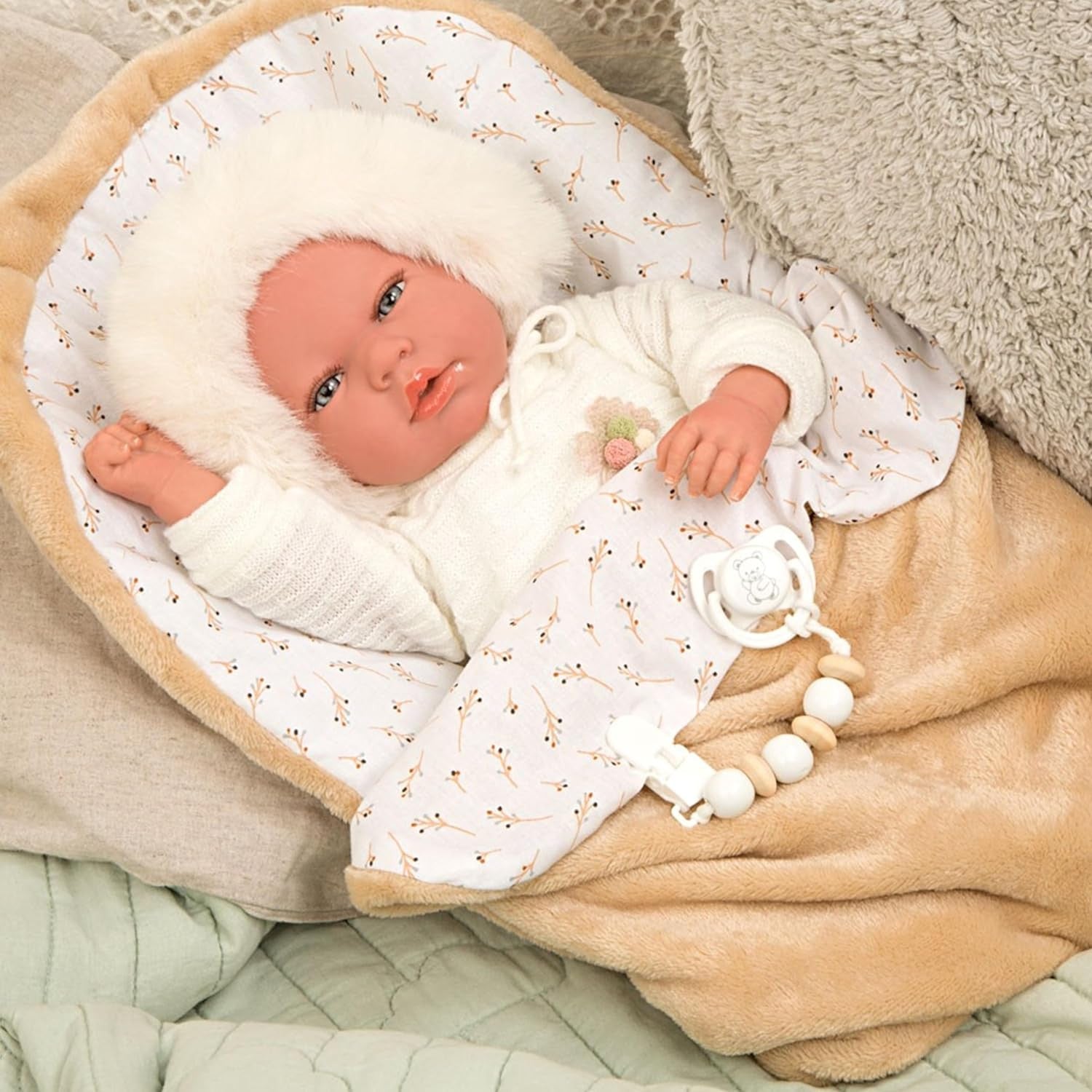 Muñeca Reborn realista Alejandra de Muñecas Arias con conjunto beige y blanco, ideal para aprender jugando de verdad.