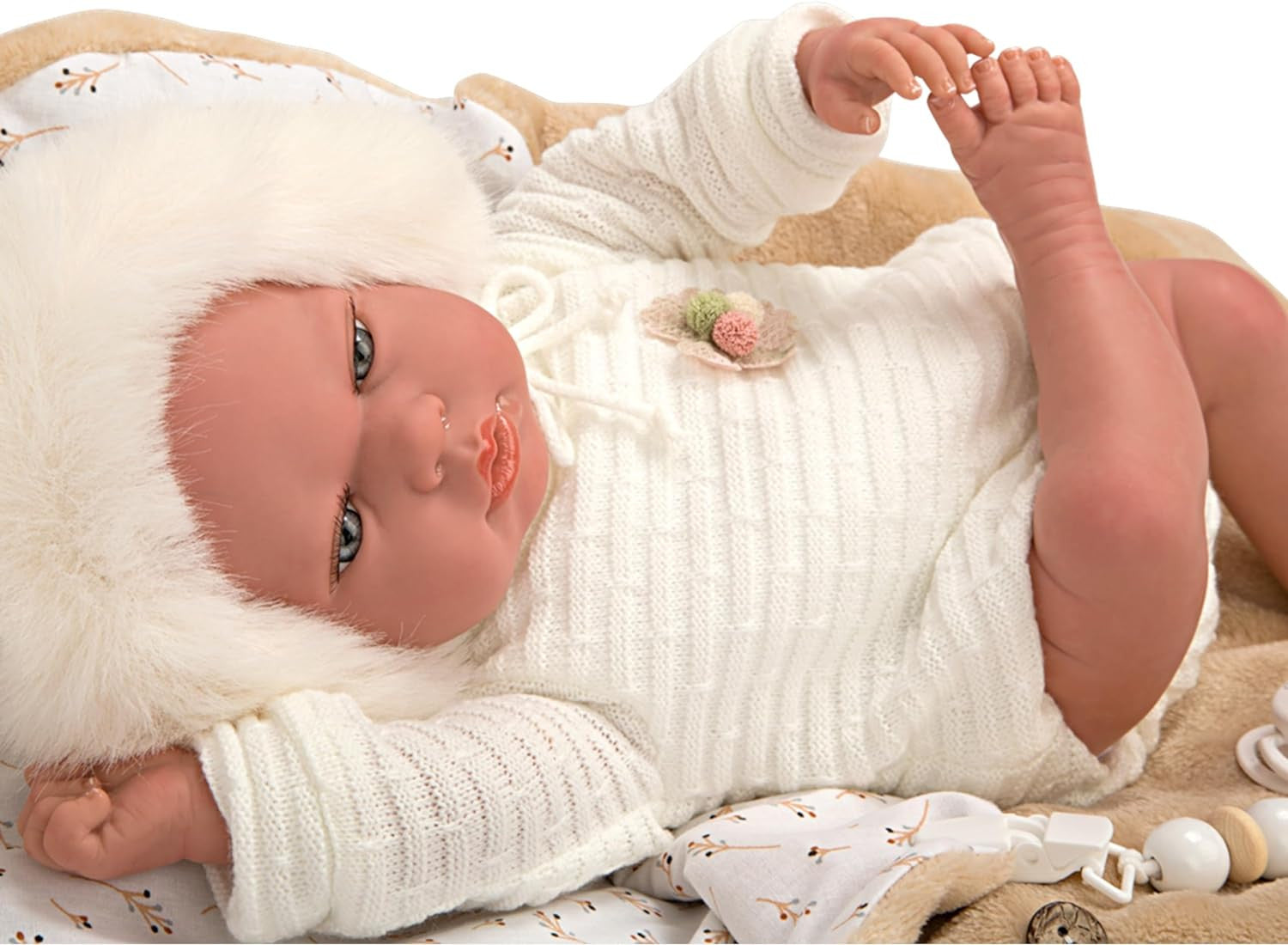 Muñeca Reborn Alejandra de Arias plácidamente recostada, garantizando un desarrollo real sin pantalla en el juego infantil.