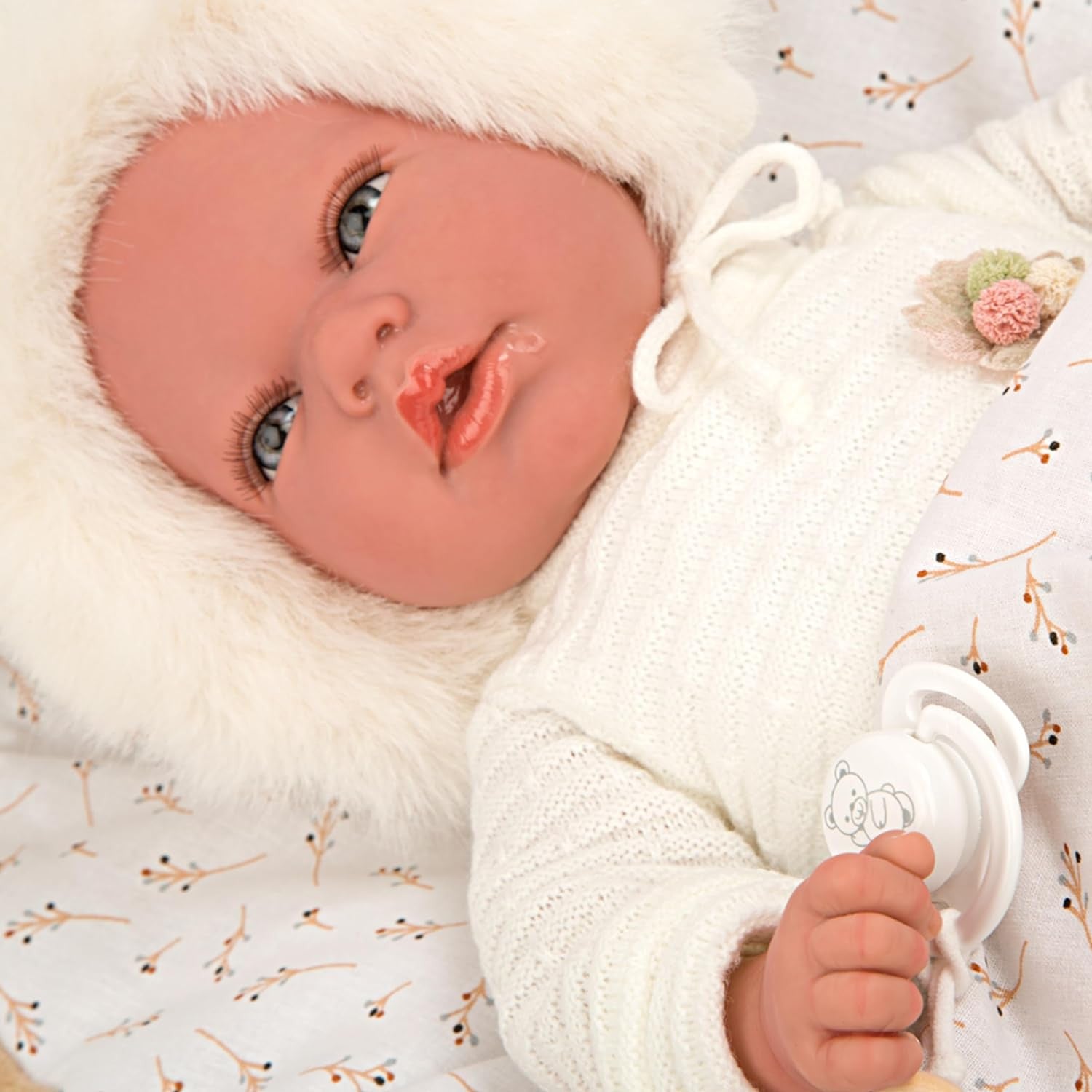 Primer plano detallado de la expresión dulce y las facciones realistas de la muñeca Reborn Alejandra de Arias.