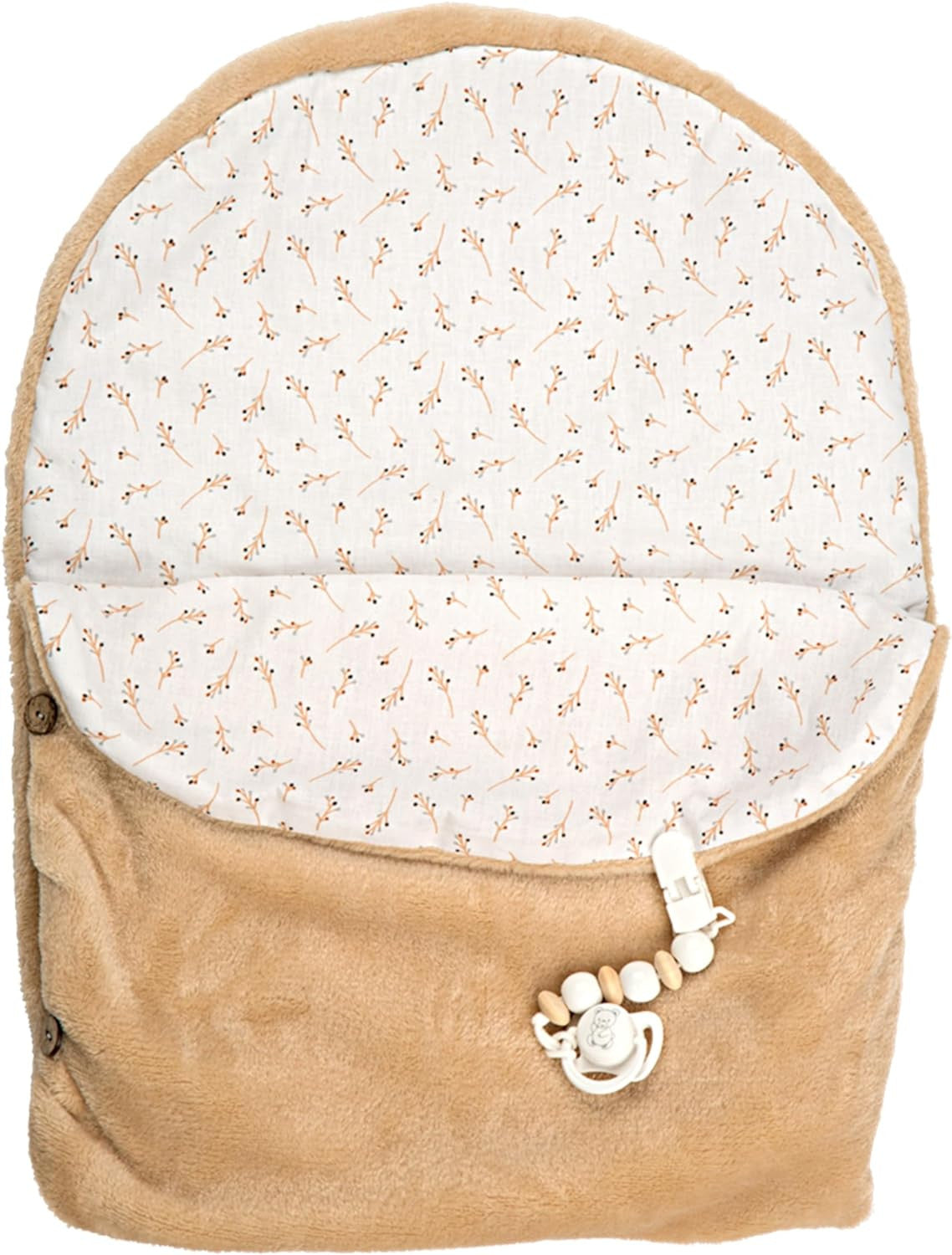 Saco nido de arrullo beige con forro de borreguito blanco para muñecas de cuarenta centímetros sobre fondo blanco.
