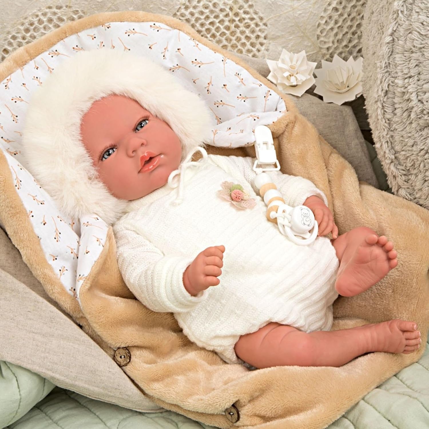 Muñeca Reborn Alejandra con conjunto beige presentada en su empaque expositor original de Arias lista para regalo.