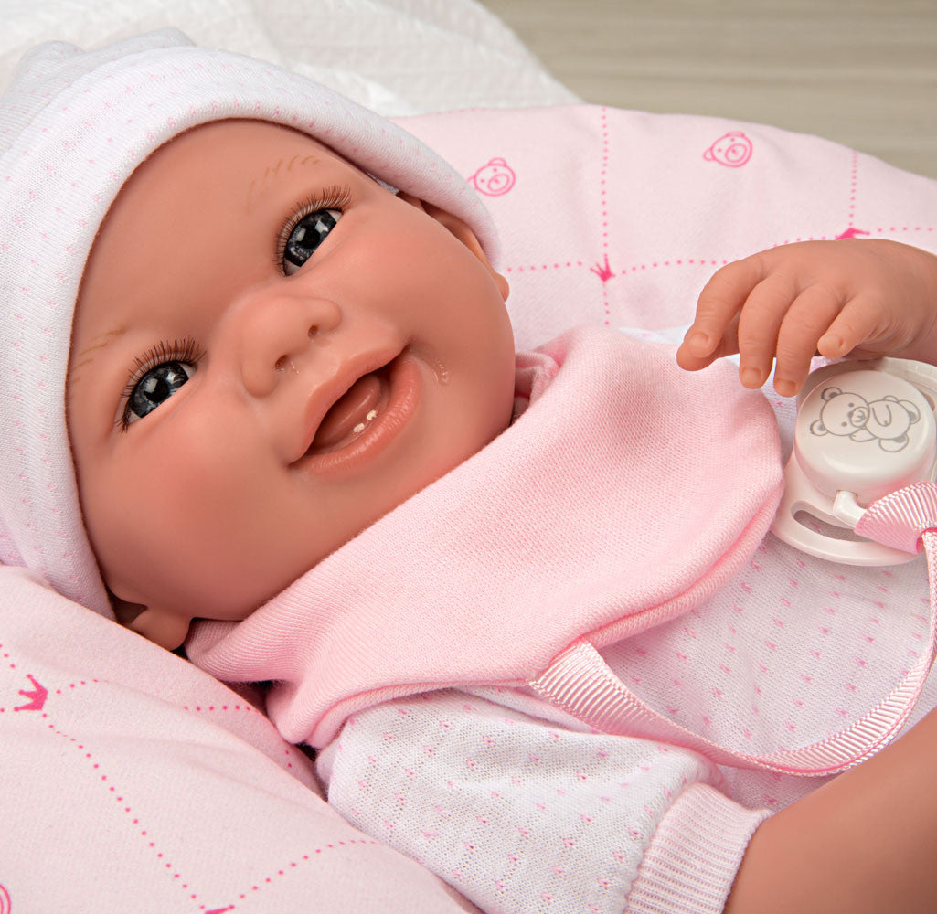 Primer plano del rostro del muñeco Colin peso real Arias 60596 con rasgos de bebe realista y gorro de punto
