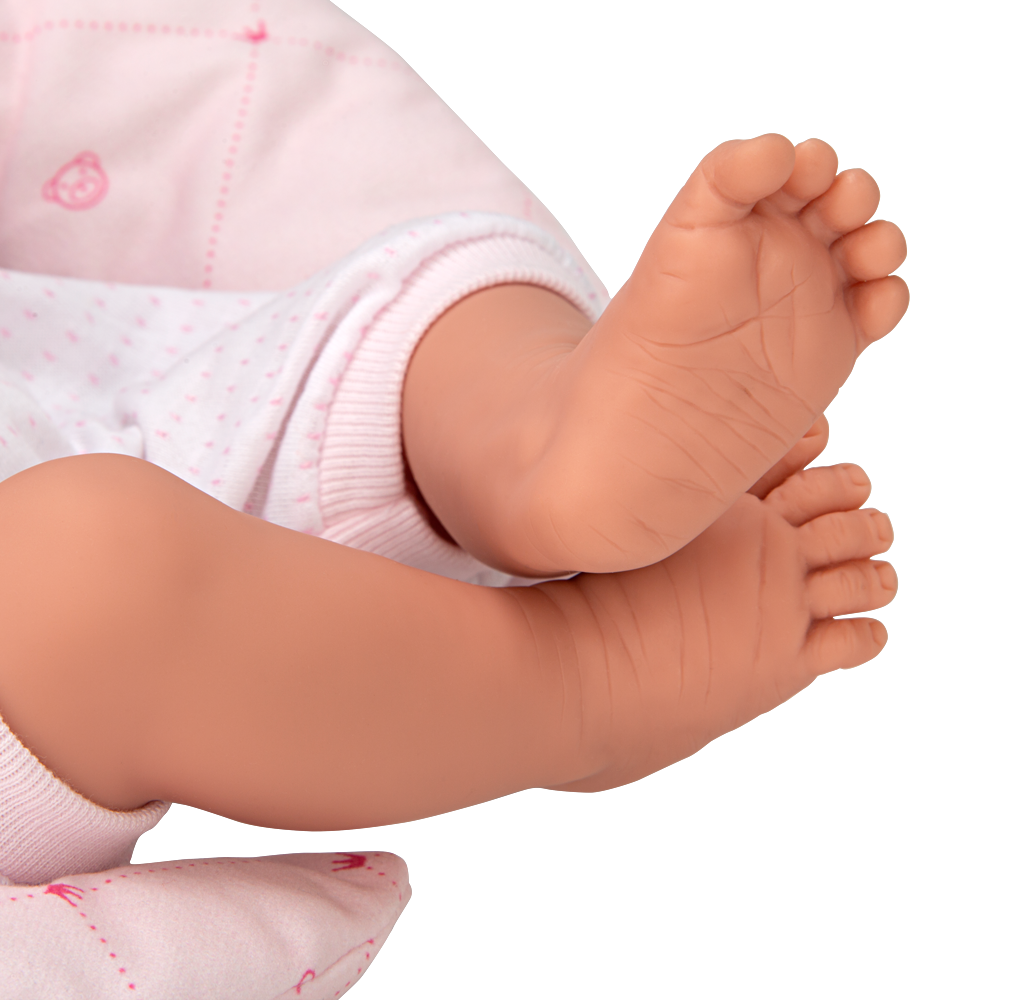 Detalle de los pies de silicona del muñeco Colin peso real Arias 60596 con textura y color de bebe recien nacido