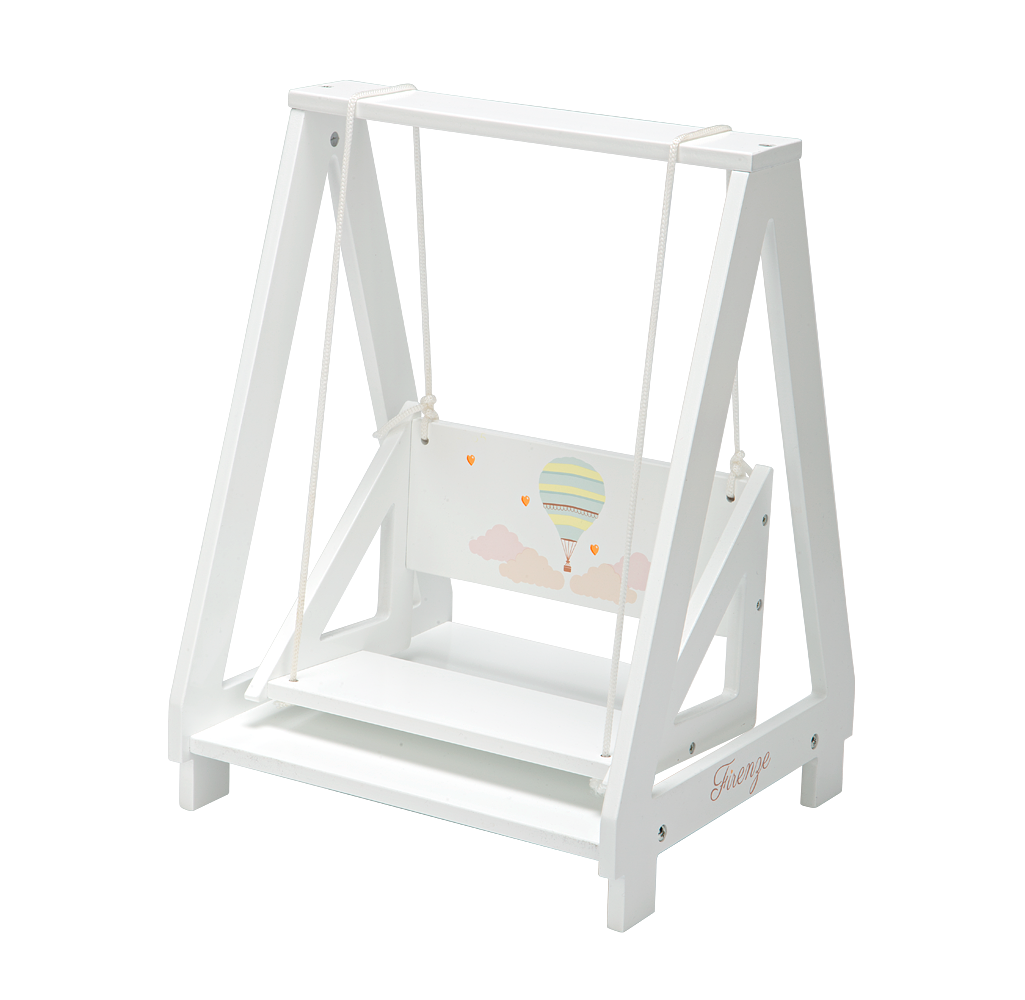 Columpio de madera para muñecas de la colección Firenze de Arias con estructura blanca y diseño minimalista.