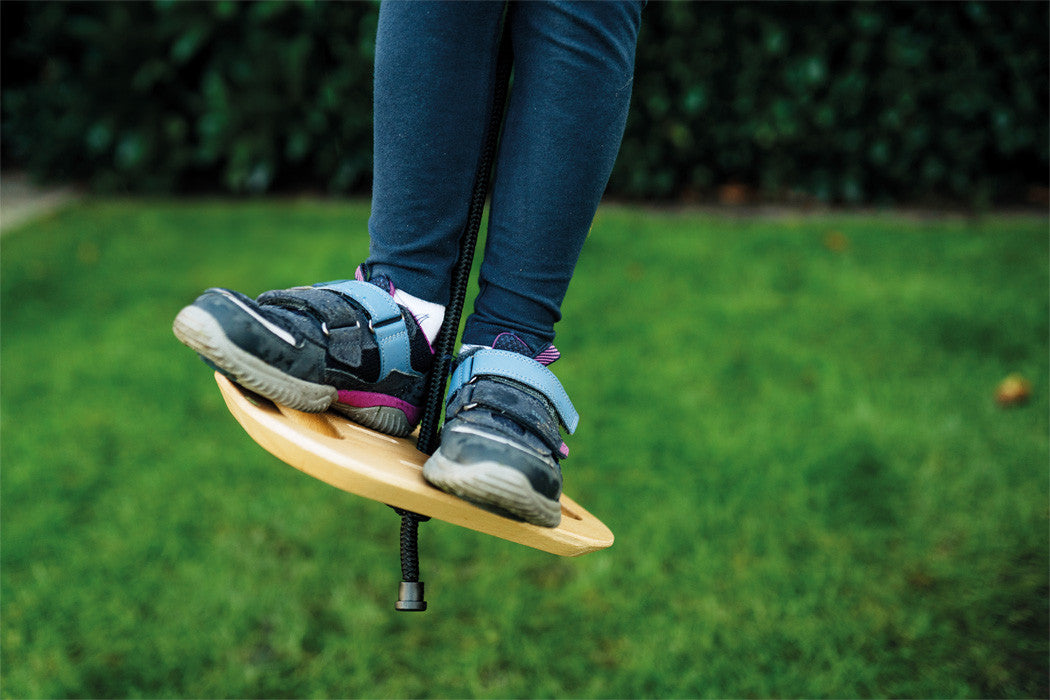 Columpio plato asas Small foot - niños disfrutando al aire libre