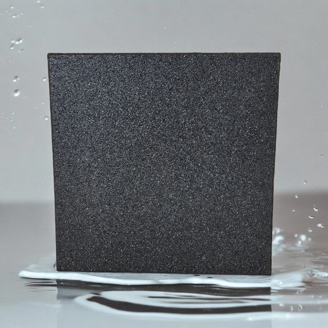 "Loseta de Caucho Negra Antideslizante 500x500x2 cm - Durabilidad y Estilo para su Espacio