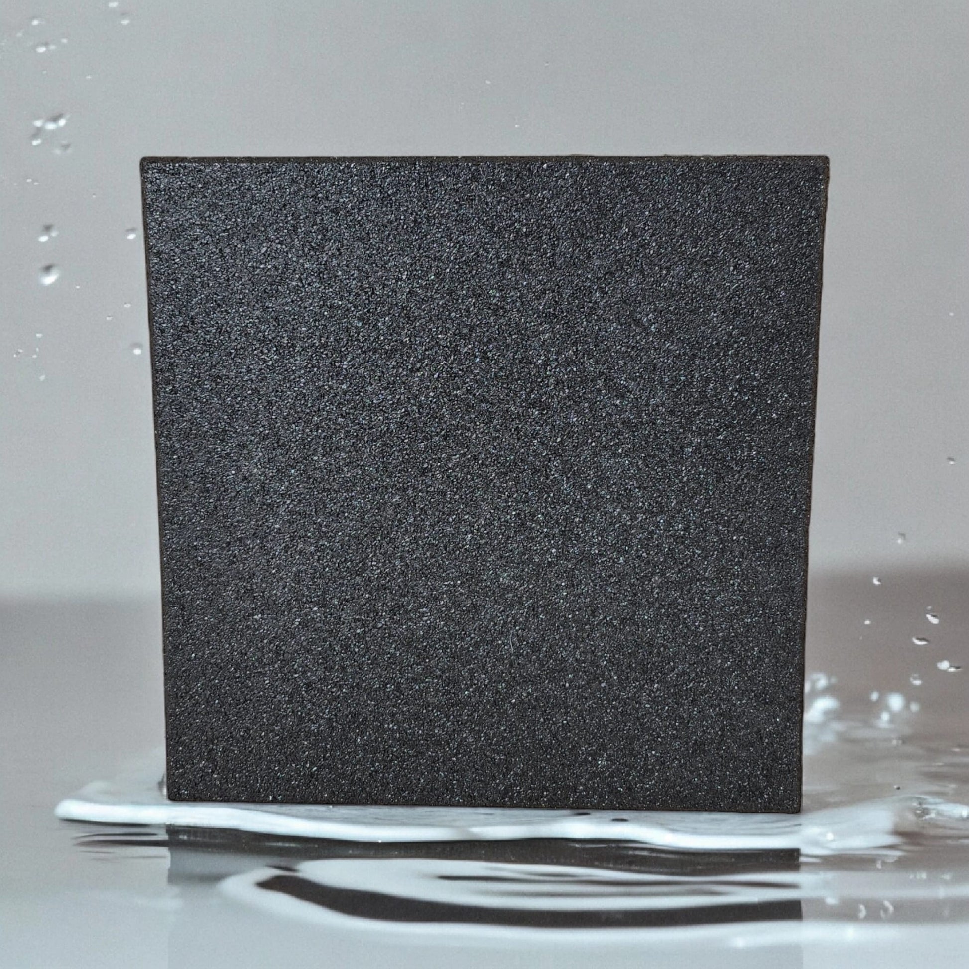 "Loseta de Caucho Negra Antideslizante 500x500x2 cm - Durabilidad y Estilo para su Espacio