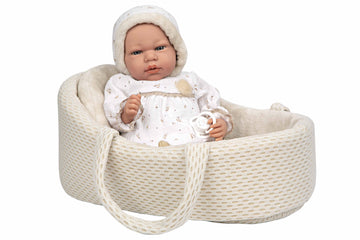 Muñeca interactiva Andie de Arias luciendo su gorrito rosa con pompón, ideal para aprender jugando de verdad.