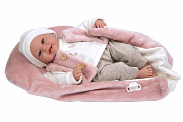 Muñeca con peso Elegance Colin de Arias de cuarenta centímetros vestida con un pelele rosa de punto texturizado.