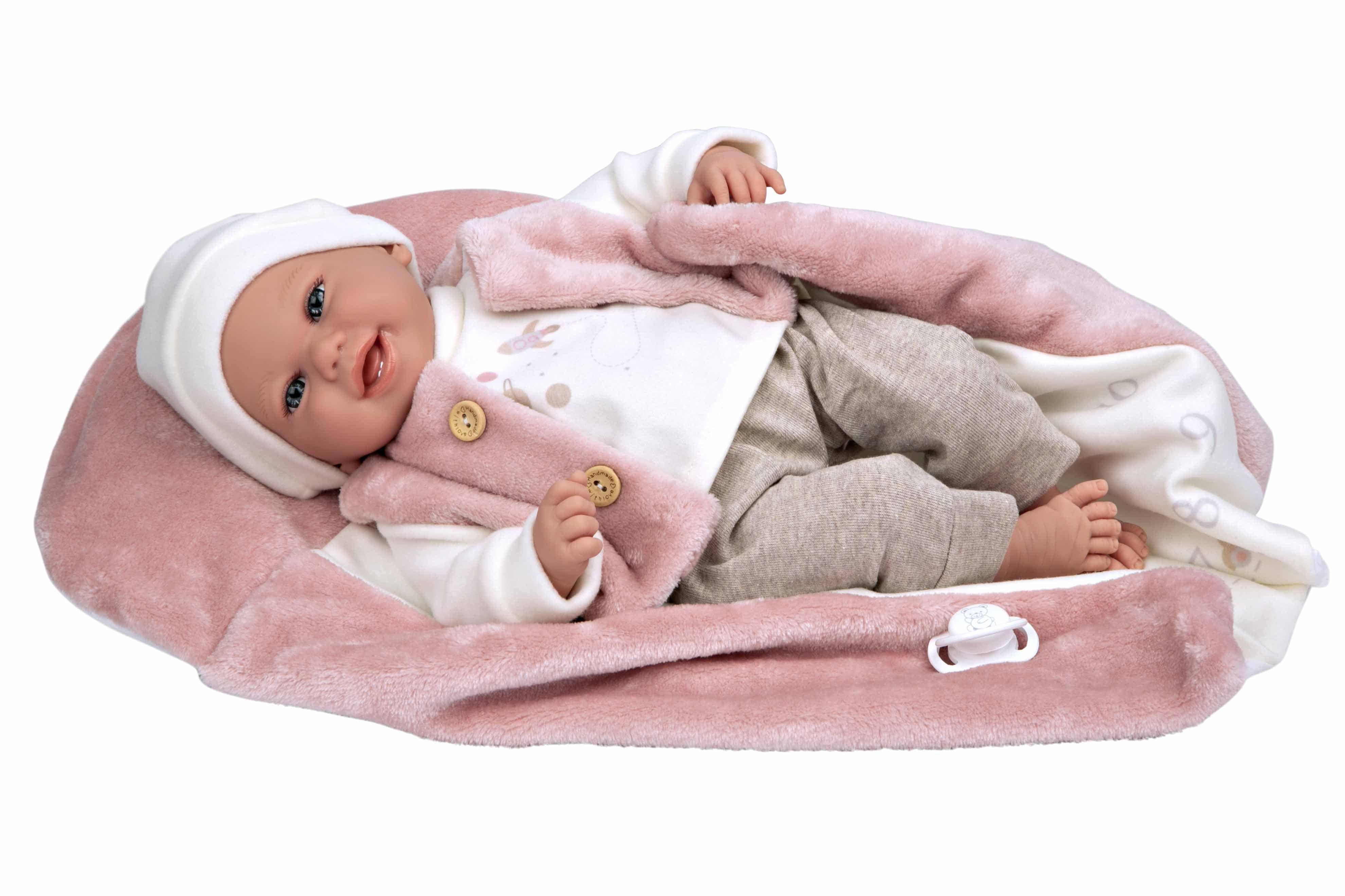 Muñeca con peso Elegance Colin de Arias de cuarenta centímetros vestida con un pelele rosa de punto texturizado.
