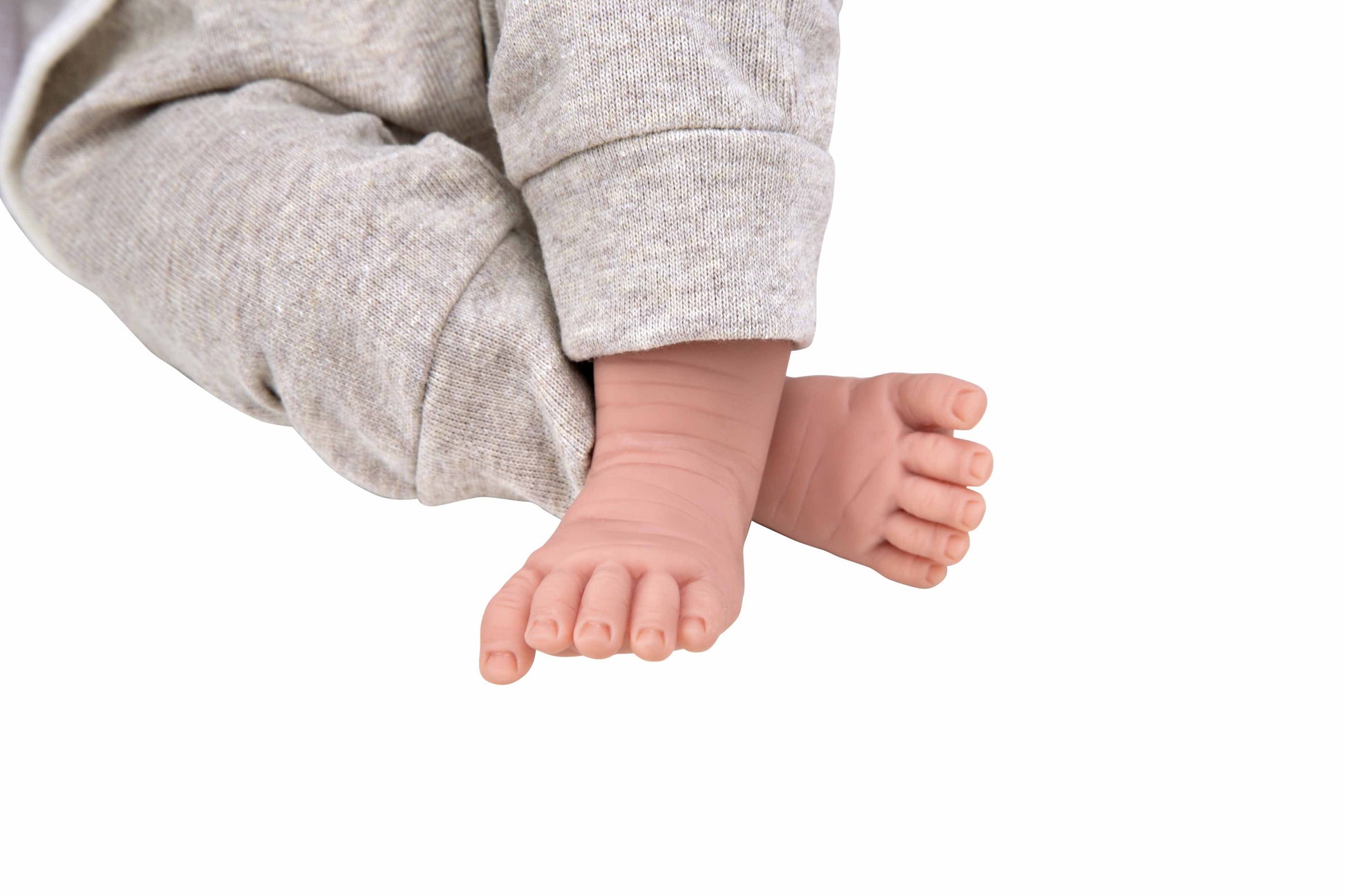 Primer plano de los dedos y las manos detalladas con manicura realista de la muñeca de peso de Arias.