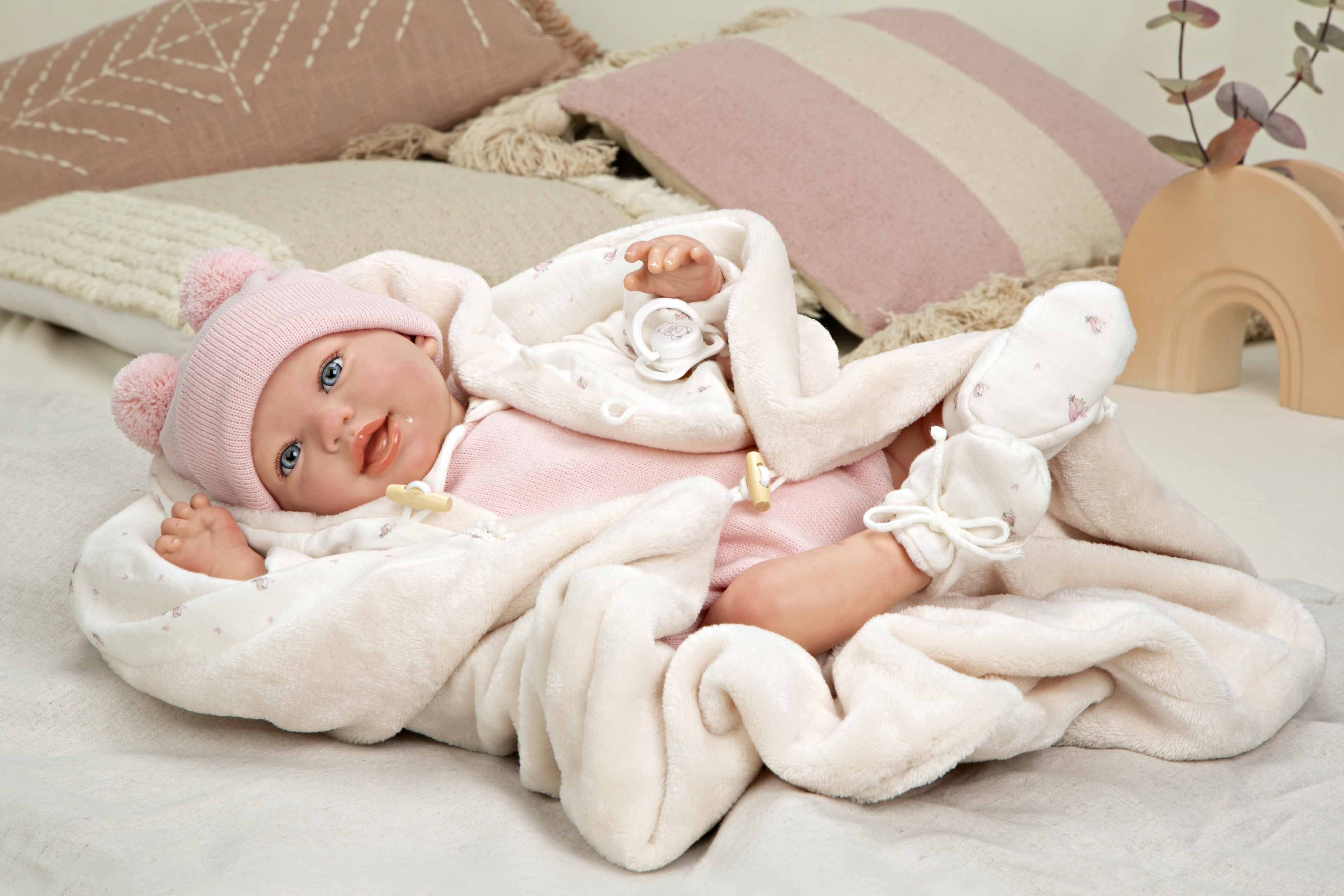 Muñeca Reborn Elba de Muñecas Arias de espaldas mostrando los acabados de alta calidad de su ropa de punto.