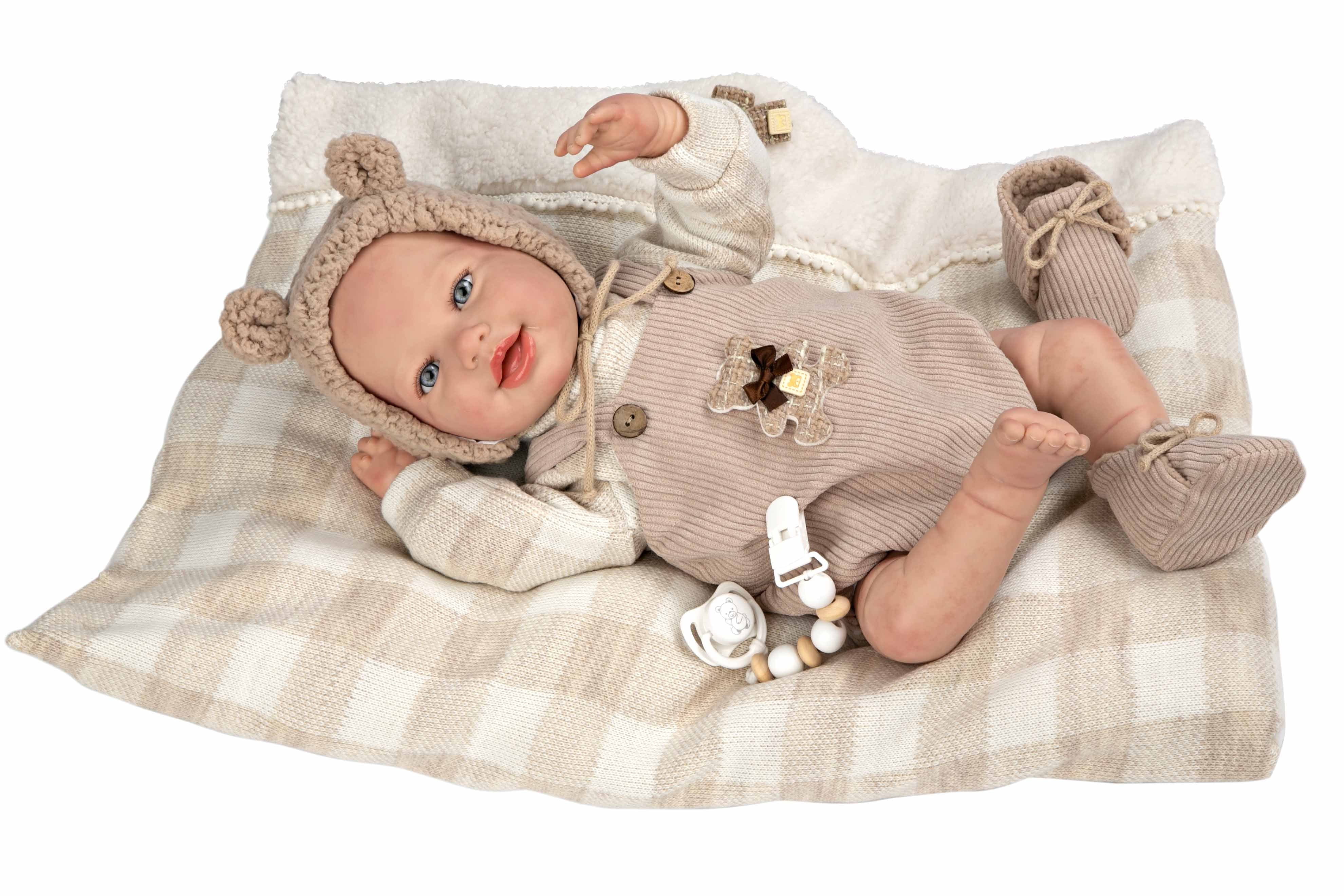 Bebé Reborn realista Rubén de Muñecas Arias luciendo su pelele de punto gris y blanco con detalles artesanales.
