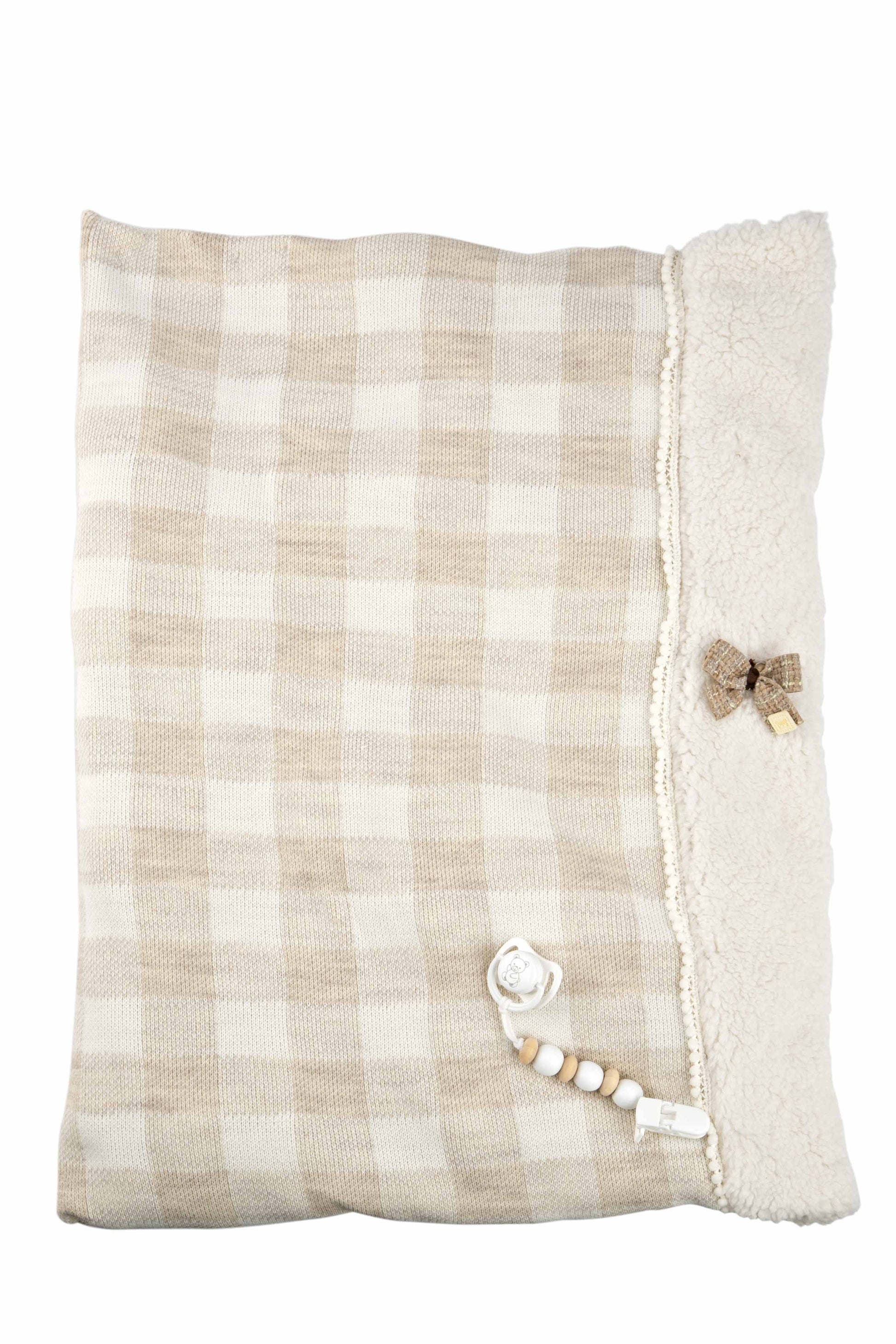 Cojín nido reversible con estampado clásico de cuadros beige y blanco para bebés Reborn de la marca Arias.